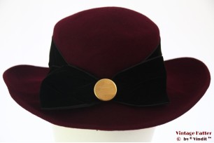 © VintageHatter.com | d-3005-55-8 Dameshoed bordeaux met zwart fluwelen band 55 Dameshoed bordeaux met zwart fluwelen band 55