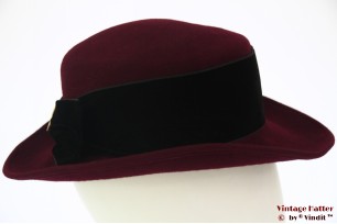 © VintageHatter.com | d-3005-55-8 Dameshoed bordeaux met zwart fluwelen band 55 Dameshoed bordeaux met zwart fluwelen band 55