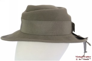 Dameshoed grijs met draai 56