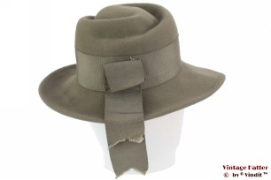 Dameshoed grijs met draai 56