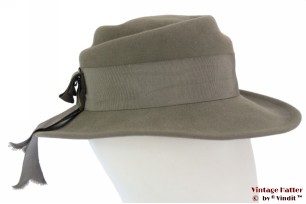 Dameshoed grijs met draai 56