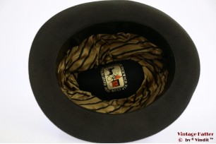 © VintageHatter.com | h-6015-55-1 Gleufhoed Pichwich groen grijs haarvilt 55,5 - 56 Gleufhoed Pichwich groen grijs haarvilt 55,5 - 56