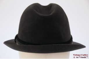 © VintageHatter.com | h-7024-56-3 Gleufhoed Chisnall grijs geborsteld vilt 56 Gleufhoed Chisnall grijs geborsteld vilt 56