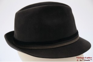 © VintageHatter.com | h-7024-56-3 Gleufhoed Chisnall grijs geborsteld vilt 56 Gleufhoed Chisnall grijs geborsteld vilt 56