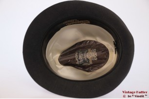 © VintageHatter.com | h-7024-56-3 Gleufhoed Chisnall grijs geborsteld vilt 56 Gleufhoed Chisnall grijs geborsteld vilt 56