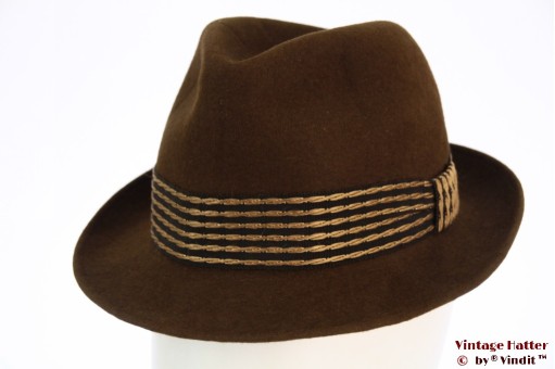 © VintageHatter.com | h-8028-54-3 Gleufhoed Tonak bruin met goud-zwarte band 54 Gleufhoed Tonak bruin met goud-zwarte band 54