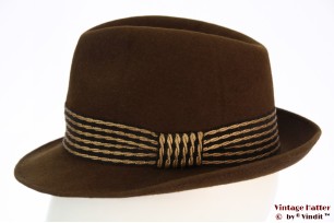 © VintageHatter.com | h-8028-54-3 Gleufhoed Tonak bruin met goud-zwarte band 54 Gleufhoed Tonak bruin met goud-zwarte band 54