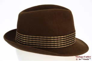 © VintageHatter.com | h-8028-54-3 Gleufhoed Tonak bruin met goud-zwarte band 54 Gleufhoed Tonak bruin met goud-zwarte band 54