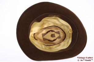 © VintageHatter.com | h-8028-54-3 Gleufhoed Tonak bruin met goud-zwarte band 54 Gleufhoed Tonak bruin met goud-zwarte band 54