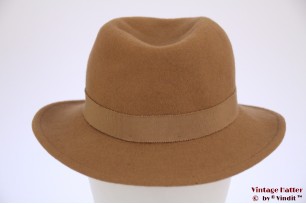 © VintageHatter.com | d-1011-55-10 Dames gleufhoed Mayser beige bruin 55 Dames gleufhoed Mayser beige bruin 55