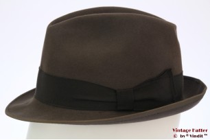 © VintageHatter.com | h-7022-54-2 Gleufhoed Mayser grijs vilt 54,5 Gleufhoed Mayser grijs vilt 54,5