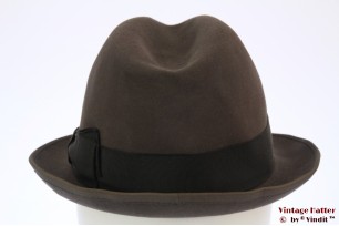 © VintageHatter.com | h-7022-54-2 Gleufhoed Mayser grijs vilt 54,5 Gleufhoed Mayser grijs vilt 54,5