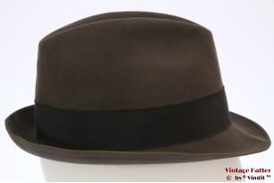 © VintageHatter.com | h-7022-54-2 Gleufhoed Mayser grijs vilt 54,5 Gleufhoed Mayser grijs vilt 54,5