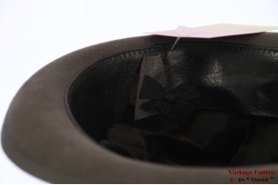 © VintageHatter.com | h-7022-54-2 Gleufhoed Mayser grijs vilt 54,5 Gleufhoed Mayser grijs vilt 54,5