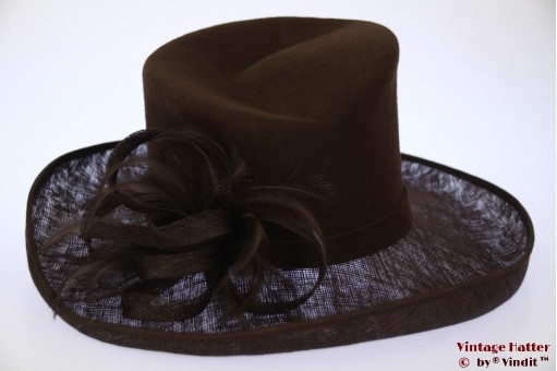 Dameshoed donker bruin sisal & vilt met veren 57 [nieuw]