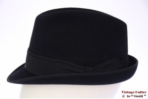 © VintageHatter.com | h-5004-57-18 Trilby Mayser-Milz Consul zeer donker blauw 57 Trilby Mayser-Milz Consul zeer donker blauw 57