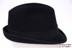 © VintageHatter.com | h-5004-57-18 Trilby Mayser-Milz Consul zeer donker blauw 57 Trilby Mayser-Milz Consul zeer donker blauw 57
