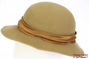 Dameshoed Tonak groenig beige met bruin lint 56