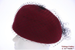 © VintageHatter.com | d-3005-55-11 Cocktail hoed bordeaux rood met kant 55 Cocktail hoed bordeaux rood met kant 55
