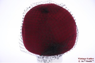 © VintageHatter.com | d-3005-55-11 Cocktail hoed bordeaux rood met kant 55 Cocktail hoed bordeaux rood met kant 55