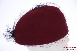 © VintageHatter.com | d-3005-55-11 Cocktail hoed bordeaux rood met kant 55 Cocktail hoed bordeaux rood met kant 55