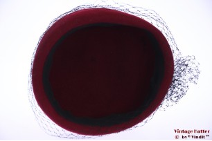 © VintageHatter.com | d-3005-55-11 Cocktail hoed bordeaux rood met kant 55 Cocktail hoed bordeaux rood met kant 55