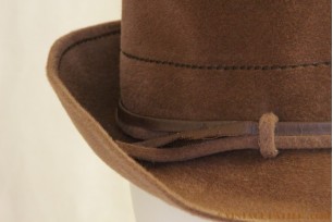 © VintageHatter.com | d-8025-55-2 Dameshoed Favorite Modell kaki velours 55 Dameshoed Favorite Modell kaki velours 55