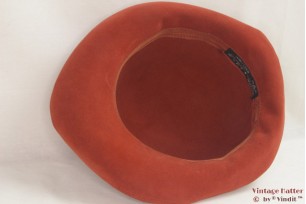 © VintageHatter.com | d-2002-56-2 Dameshoed Reich Modell oranje rood 56 Dameshoed Reich Modell oranje rood 56