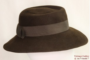 © VintageHatter.com | d-8019-55-2 Dameshoed Lady Like donker bruin 55 Dameshoed Lady Like donker bruin 55
