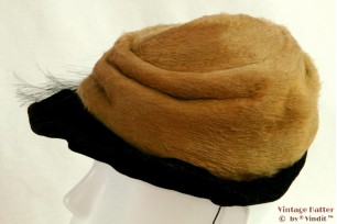 © VintageHatter.com | d-1011-54-5 Dameshoed beige en zwart met sprietveren 54 Dameshoed beige en zwart met sprietveren 54