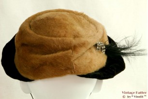 © VintageHatter.com | d-1011-54-5 Dameshoed beige en zwart met sprietveren 54 Dameshoed beige en zwart met sprietveren 54