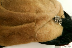 © VintageHatter.com | d-1011-54-5 Dameshoed beige en zwart met sprietveren 54 Dameshoed beige en zwart met sprietveren 54