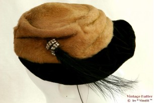 © VintageHatter.com | d-1011-54-5 Dameshoed beige en zwart met sprietveren 54 Dameshoed beige en zwart met sprietveren 54