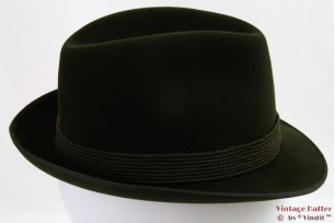 © VintageHatter.com | h-6007-54-2 Gleufhoed A.Breiter groen fluweel 54 Gleufhoed A.Breiter groen fluweel 54