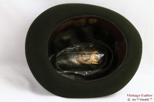 © VintageHatter.com | h-6007-54-2 Gleufhoed A.Breiter groen fluweel 54 Gleufhoed A.Breiter groen fluweel 54