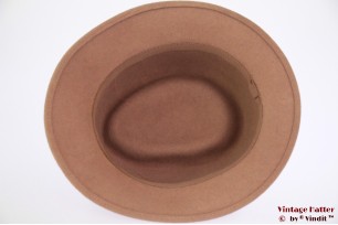 © VintageHatter.com | d-1019-54-6 Dameshoed beige vilt 54 (XS) Dameshoed beige vilt 54 (XS)
