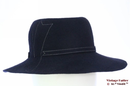 © VintageHatter.com | d-5011-55-13 Dameshoed donker blauw haarvilt met witte stiksels 55,5 Dameshoed donker blauw haarvilt met witte stiksels 55,5