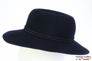 © VintageHatter.com | d-5011-55-13 Dameshoed donker blauw haarvilt met witte stiksels 55,5 Dameshoed donker blauw haarvilt met witte stiksels 55,5
