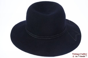 © VintageHatter.com | d-5011-55-13 Dameshoed donker blauw haarvilt met witte stiksels 55,5 Dameshoed donker blauw haarvilt met witte stiksels 55,5