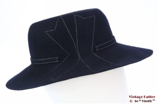 © VintageHatter.com | d-5011-55-13 Dameshoed donker blauw haarvilt met witte stiksels 55,5 Dameshoed donker blauw haarvilt met witte stiksels 55,5