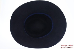 © VintageHatter.com | d-5011-55-13 Dameshoed donker blauw haarvilt met witte stiksels 55,5 Dameshoed donker blauw haarvilt met witte stiksels 55,5