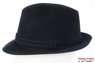 © VintageHatter.com | h-5004-56-21 Gleufhoed Peschel donker blauw velour 56,5 Gleufhoed Peschel donker blauw velour 56,5