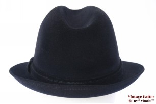 © VintageHatter.com | h-5004-56-21 Gleufhoed Peschel donker blauw velour 56,5 Gleufhoed Peschel donker blauw velour 56,5