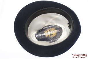© VintageHatter.com | h-5004-56-21 Gleufhoed Peschel donker blauw velour 56,5 Gleufhoed Peschel donker blauw velour 56,5
