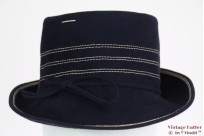 Dameshoed blauw met witte stiksels 56 Dameshoed blauw met witte stiksels 56