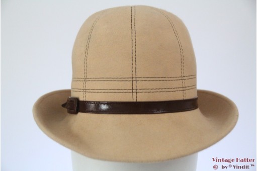 © VintageHatter.com | d-1014-54-1 Dameshoed beige met stiksels 54 Dameshoed beige met stiksels 54