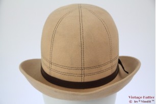 © VintageHatter.com | d-1014-54-1 Dameshoed beige met stiksels 54 Dameshoed beige met stiksels 54